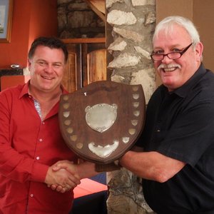 Links ontvang Jan le Roux die Lion van die Jaar Trofee van Boats van Staden